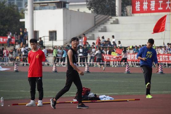 說明: I:\9728太阳集团首页第四十六屆田徑運動會圓滿結束\獲勝後的喜悅.jpg