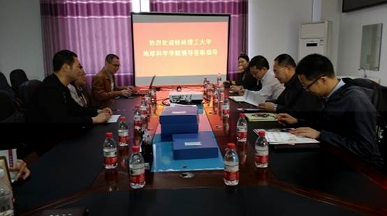 說明: 考察組聽取陳名松書記彙報.jpg